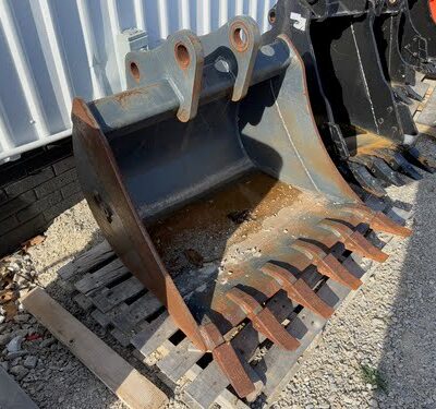 John Deere Backhoe Tooth Bucket 36"