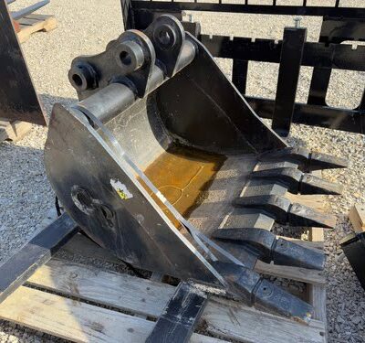 Kubota Backhoe Tooth Bucket BT900, 24'' Black